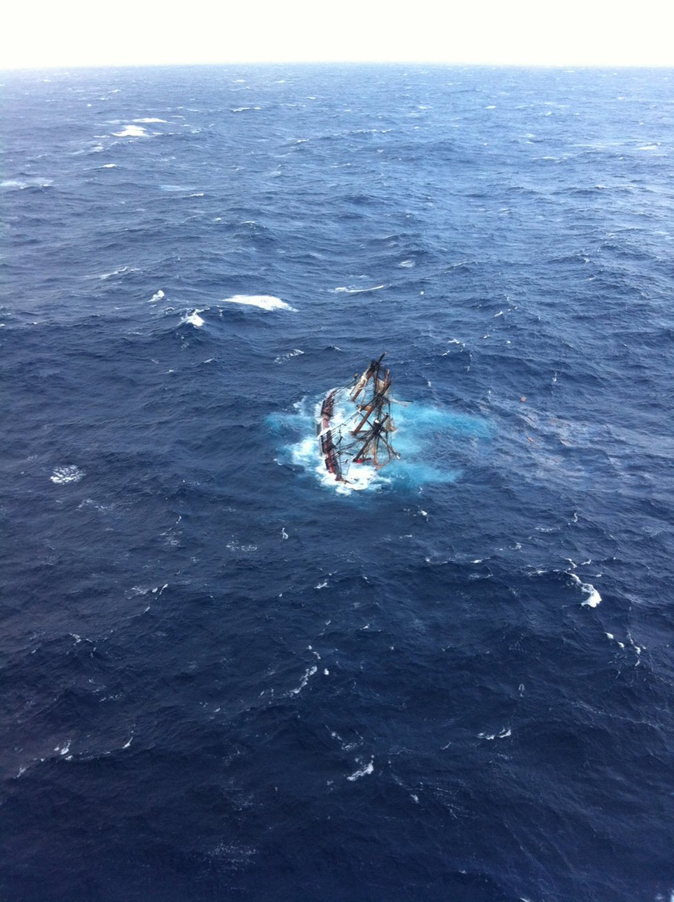 HMS Bounty se potápí po zásahu šestimetrové vlny