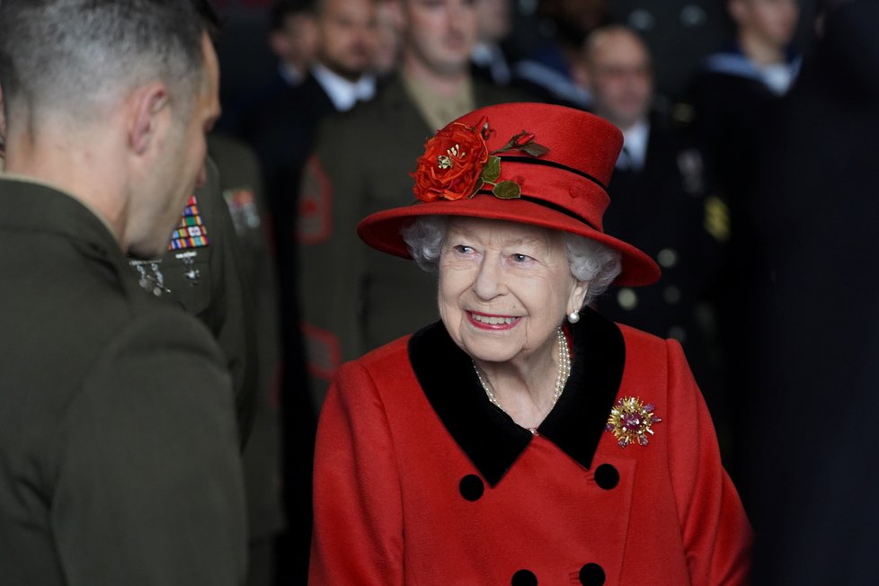 Britská královna Alžběta II. dnes navštívila letadlovou loď HMS Queen Elizabeth (22. 5. 2021)