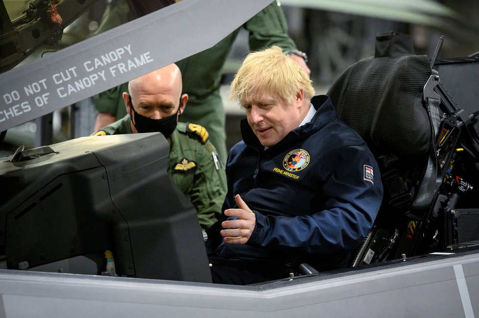 Premiér Boris Johnson na letadlové lodi HMS Queen Elizabeth (22.5.2021)