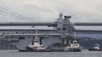 Britská válečná loď za 90 miliard netěsní a nabírá vodu