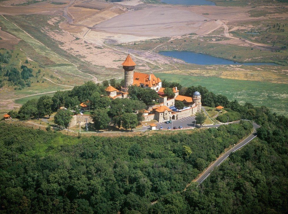 Hněvín leží na stejnojmenném vrchu ve městě Most.