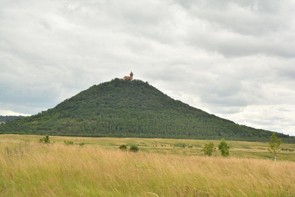 Hněvín leží na stejnojmenném vrchu ve městě Most.