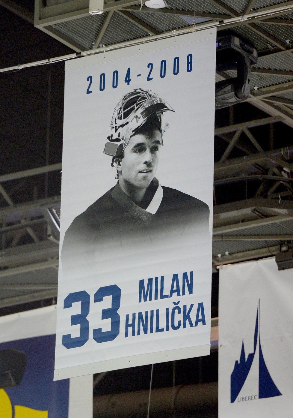 Pocta Milanu Hniličkovi, v Liberci vyvěsili v hokejové hale jeho číslo.