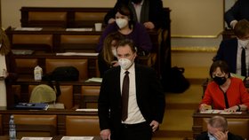 Milan Hnilička (za ANO) na jednání Sněmovny 26. ledna 2021 v Praze kvůli porušení protiepidemických opatření složil poslanecký mandát.