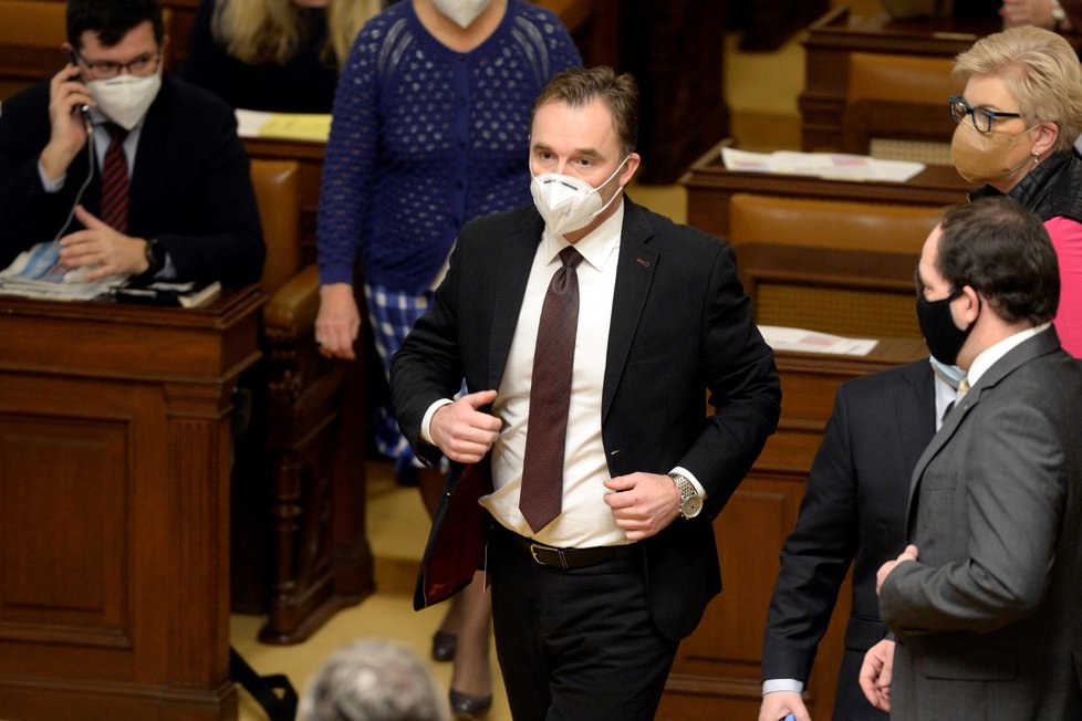 Milan Hnilička (za ANO) na jednání Sněmovny 26. ledna 2021 v Praze kvůli porušení protiepidemických opatření složil poslanecký mandát.