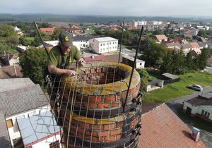 Instalace hnízdní podložky na již nefunkční komín v Kožlanech.