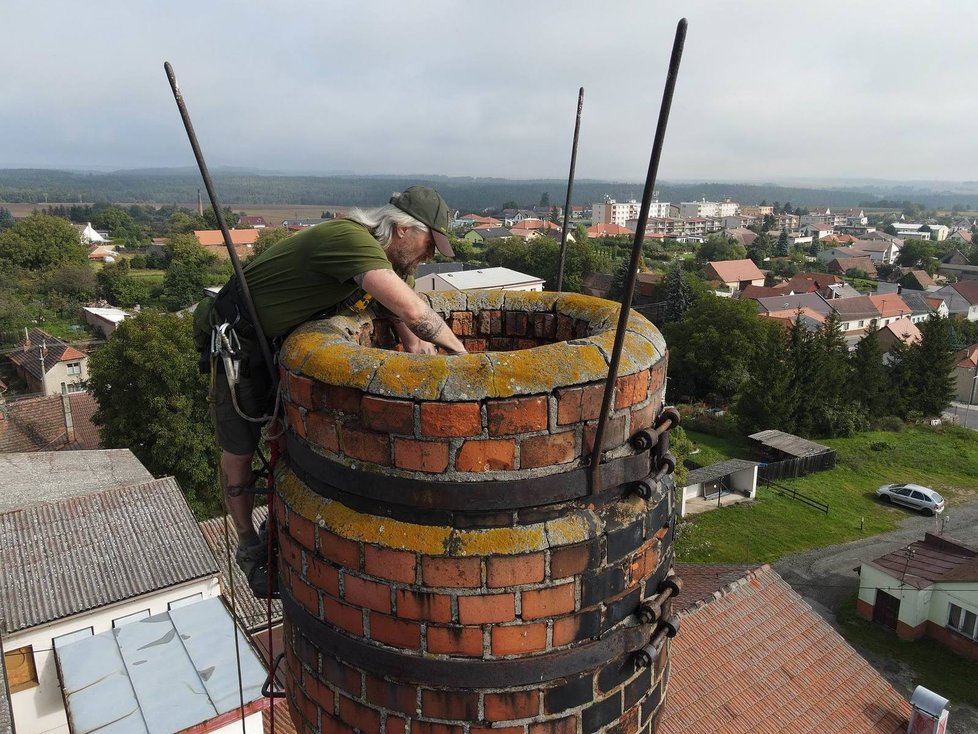 Instalace hnízdní podložky na již nefunkční komín v Kožlanech.