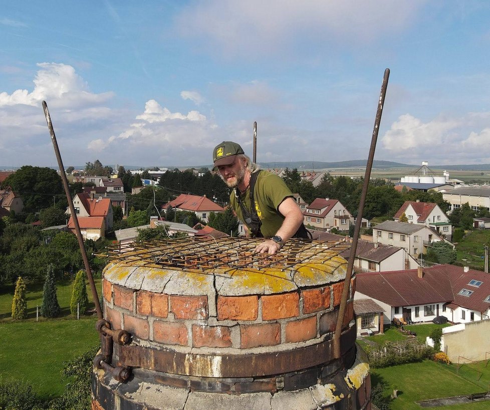 Instalace hnízdní podložky na již nefunkční komín v Kožlanech.