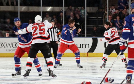 Mela v úvodu utkání Rangers – New Jersey.