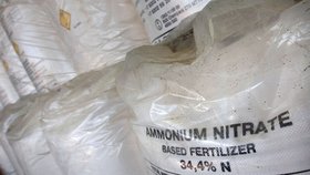 Dusičnan amonný se běžně používá jako hnojivo.