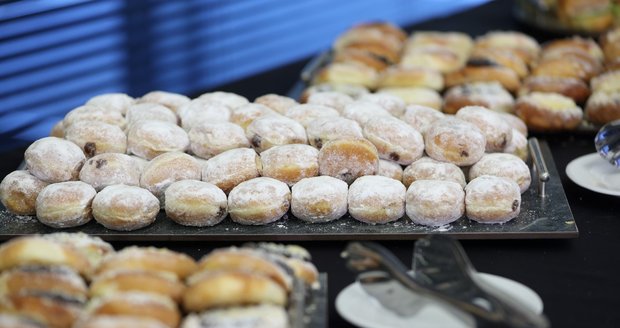 Koblihy u Babiše, u Spolu hostina s vínem a pivo na PirStan. Nahlédněte do volebních štábů