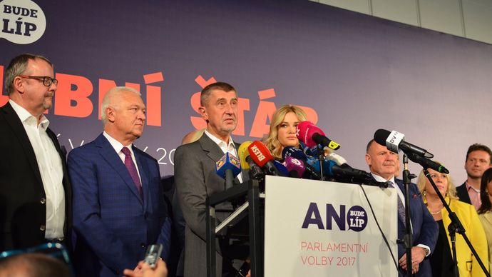 Andrej Babiš se svými spolustraníky na tiskové konferenci k vítězství ve volbách.