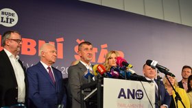 Andrej Babiš se svými spolustraníky na tiskové konferenci k vítězství ve volbách.
