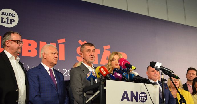 Andrej Babiš se svými spolustraníky na tiskové konferenci k vítězství ve volbách.