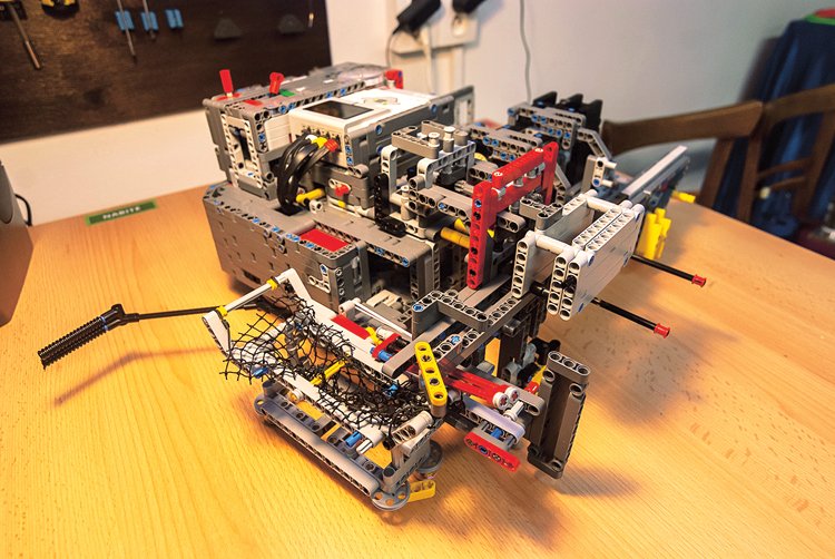 Robot má zá- kladní tělo, na které tým montuje speciální nástavby, které umí plnit jednotlivé úkoly