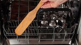 Těchto 7 věcí do myčky nepatří! Jinak riskujete zničení nádobí i spotřebiče