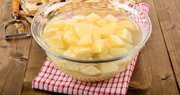 Přebytek brambor? Nejlépe je uchováte ve vodě!