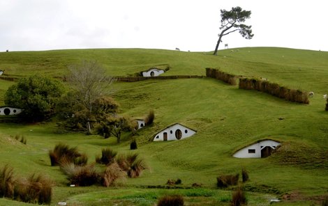 Pozůstatky kulis Hobitína na Novém Zélandu. Teď se na ostrovy Pán prstenů vrátí, bude se zde natáčet seriál z dílen Amazon Studios