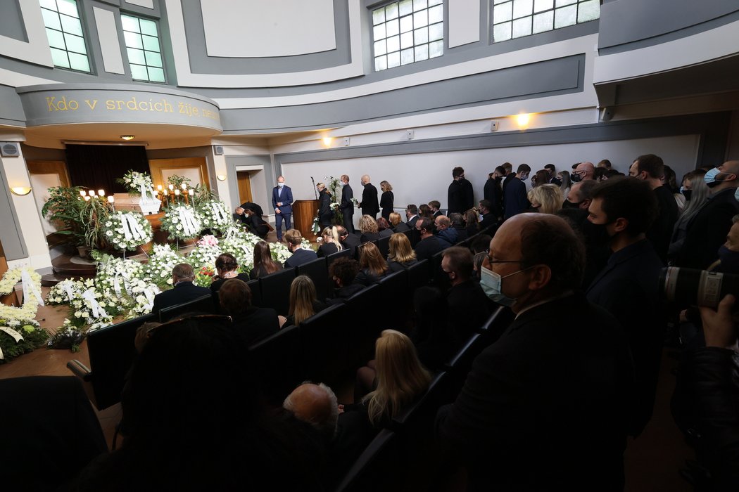 Na Ondrův pohřeb přišly zástupy lidí, kteří se chtěli rozloučit.