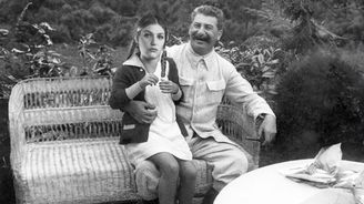Stalin: Churavé dítě, neposlušný student, socialistický Robin Hood a nakonec krvavý diktátor