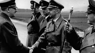 Tajemství NSDAP: Hitler chtěl, aby na něj ženy močily, Goebbels o to přišel s MILFkou a Himmler podváděl ženu