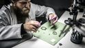 Výroba hodinek probíhá ručně v manufaktuře v Novém Městě nad Metují