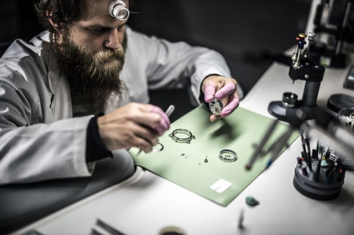 Výroba hodinek probíhá ručně v manufaktuře v Novém Městě nad Metují Výroba hodinek probíhá ručně v manufaktuře v Novém Městě nad Metují