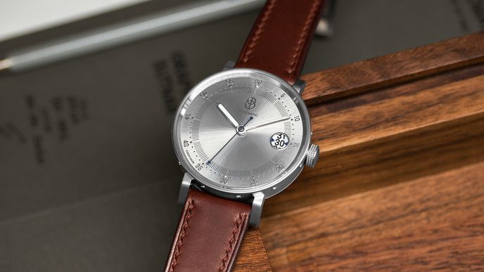Model hodinek Graphic Sutnar v barevném provedení Silver Walrus