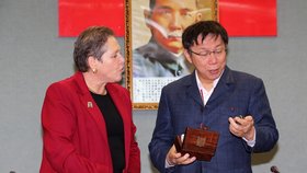 Taipei Mayor Ko Wen-je dostal sice jako dárek hodinky, radost ale moc neměl. Ministryně Susan Kramer mu tímto dárkem totiž předpověděla smrt.
