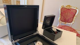 Speciální hodinky Prim předává prezident svým zahraničním společníkům spolu s vyrytým státním znakem, datem a častokrát i prezidentovým podpisem