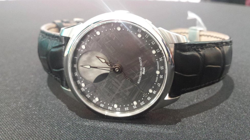 Unikátní hodinky s ciferníkem vyrobeným z meteoritu