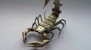 Futuretro škorpión a pavouci ze starých hodinek