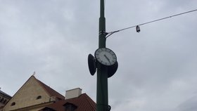 Čas se na pouličních hodinách mění automaticky po vyslání signálu.