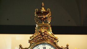 Konzolové hodiny, jež bývaly neodmyslitelnou součástí novoročních projevů bývalého prezidenta Gustáva Husáka.