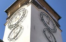 Opraví unikátní časomíru ze 17. století: Jedny hodiny,  osm ciferníků!