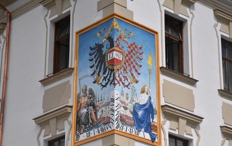 Na hodinách je vyobrazen černý rakouský orel a olomoucká orlice. V pravé části je potom bohyně moudrosti Sapienza a v levé bůh času Chronos. Na pozadí je panorama Olomouce.