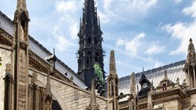 „Neuvěřitelné štěstí.“ Notre-Dame dostane zpět hodiny, které nepřežily požár