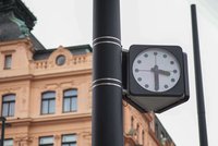 Ikonické „pulkrabky“ z osmdesátek v novém hávu: Desítky modrých hodin v Praze procházejí obnovou