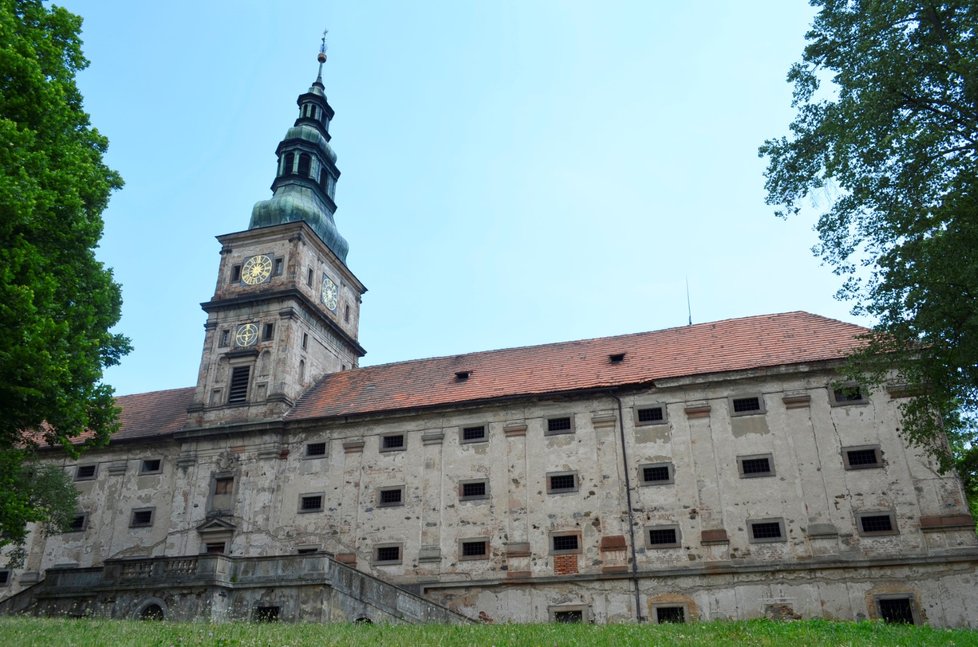 Unikátní hodiny jsou ve věži bývalé klášterní sýpky.