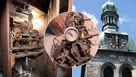 Na kostele sv. Petra proběhla demontáž stroje věžních hodin, který se bude renovovat.