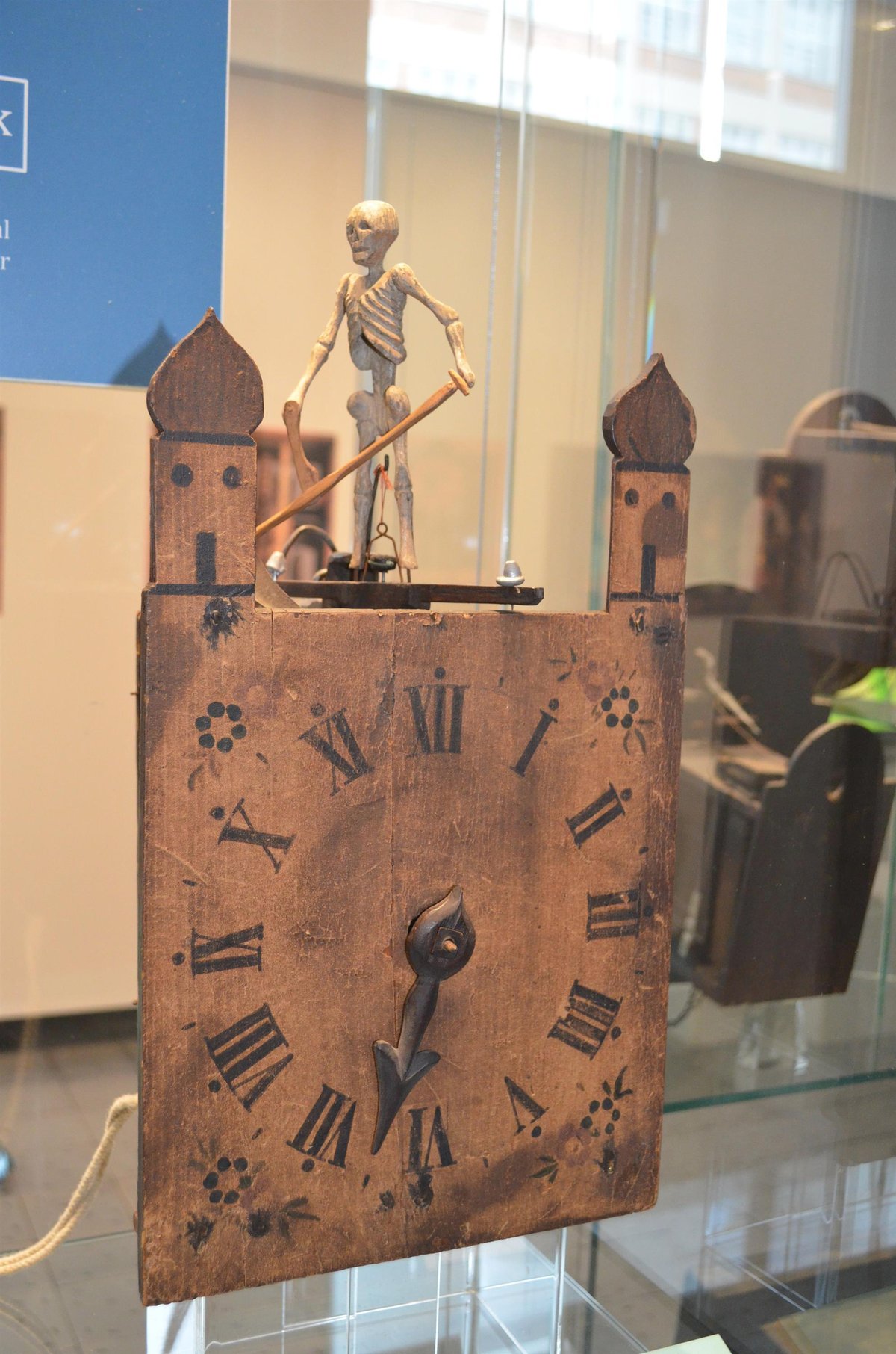 Celodřevěné jednoručičkové hodiny s pohybující se smrtkou pocházejí z 19. století.