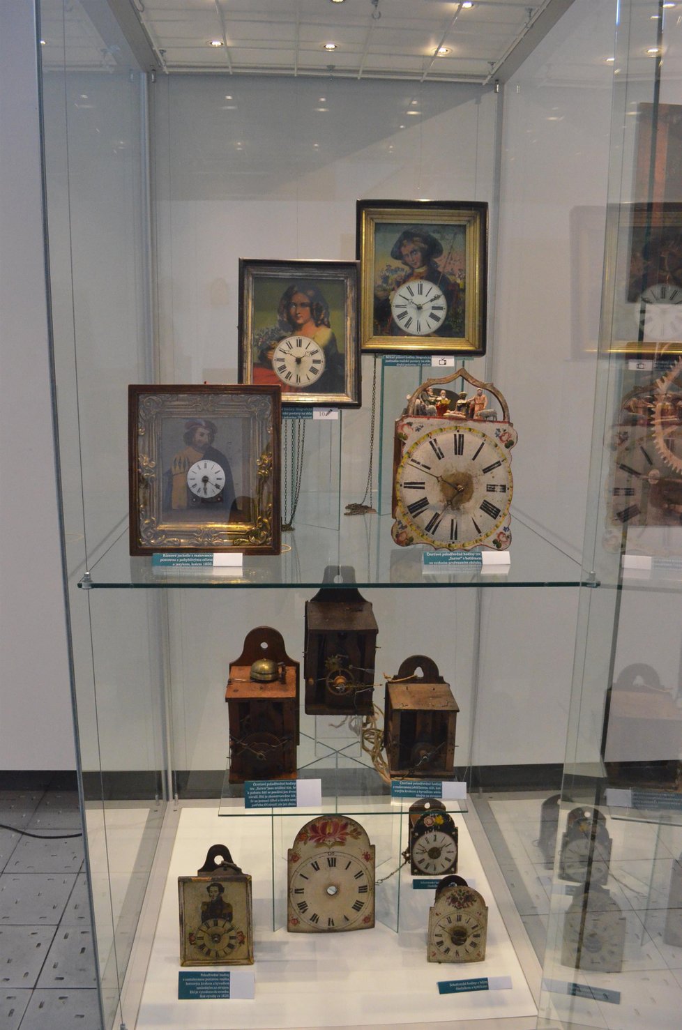 Mezi rarity patří hodiny s portréty (nahoře). Muži a ženy při bití hodin mrkají očima.