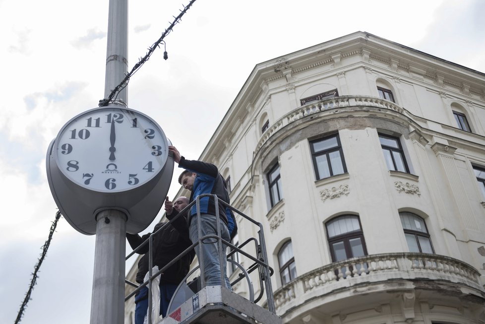 Už víme kolik je hodin! Na náměstí Svobody v Brně právě instalují hodiny.