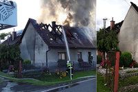 Rodina z Jílového zůstala po požáru domu bez střechy nad hlavou: Město vyhlásilo sbírku