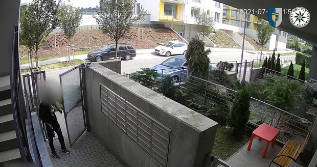 Policisté v pražských Hodkovičkách dopadli recidivistu, který se opakovaně vloupal do objektů. (19. července 2021)