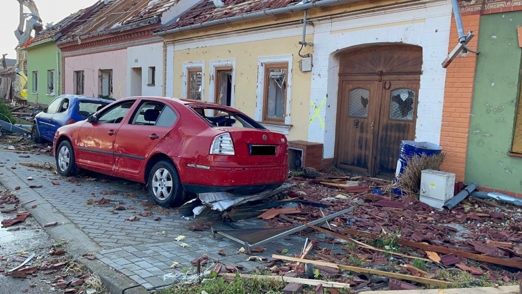 Tornádo se prohnalo obcemi na Hodonínsku a zanechalo za sebou spoušť apokalyptických rozměrů. Nejvíc zasáhlo obce Lužice, Hrušky a Moravská Nová Ves. (25. června 2021)