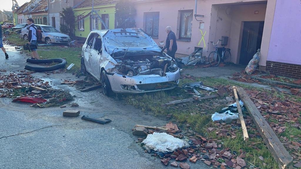 Tornádo se prohnalo obcemi na Hodonínsku a zanechalo za sebou spoušť apokalyptických rozměrů. Nejvíc zasáhlo obce Lužice, Hrušky a Moravská Nová Ves. (25. června 2021)