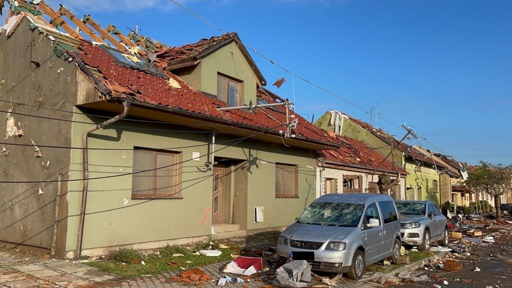 Tornádo se prohnalo obcemi na Hodonínsku a zanechalo za sebou spoušť apokalyptických rozměrů. Nejvíc zasáhlo obce Lužice, Hrušky a Moravská Nová Ves. (25. června 2021)