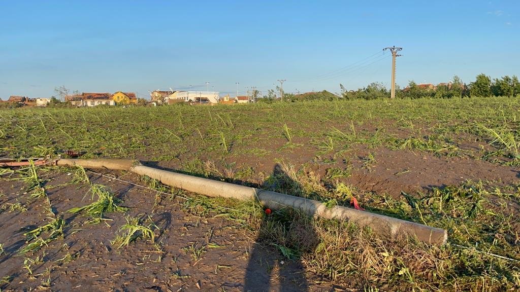 Tornádo se prohnalo obcemi na Hodonínsku a zanechalo za sebou spoušť apokalyptických rozměrů. Nejvíc zasáhlo obce Lužice, Hrušky a Moravská Nová Ves. (25. června 2021)