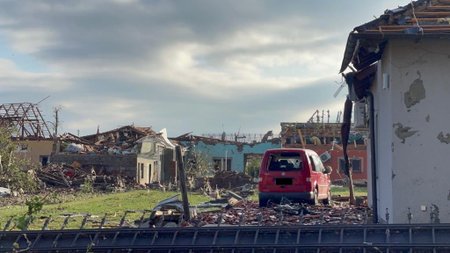 Tornádo se prohnalo obcemi na Hodonínsku a zanechalo za sebou spoušť apokalyptických rozměrů. Nejvíc zasáhlo obce Lužice, Hrušky a Moravská Nová Ves. (25. června 2021)